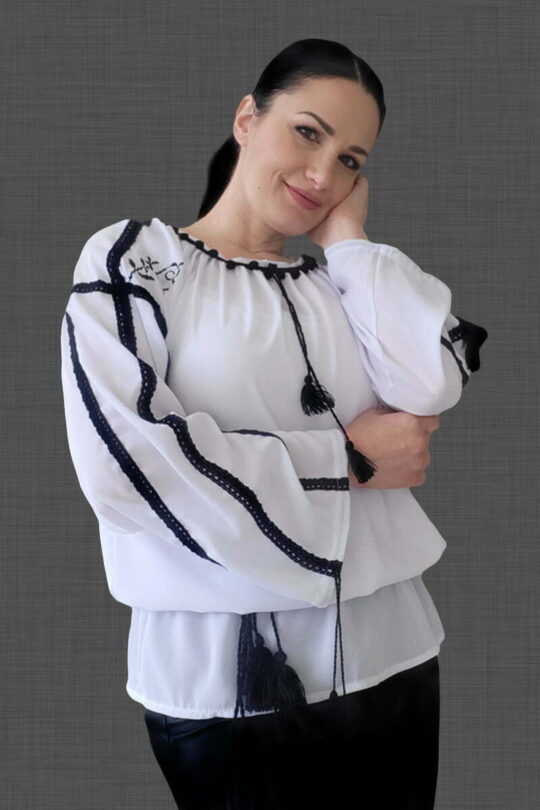 Bluza REGAL din mătase, stilizată cu accesorii și motive de inspirație folclorică.