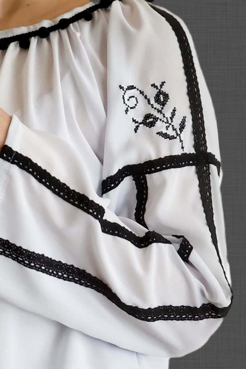 Bluza REGAL din mătase, stilizată cu accesorii și motive de inspirație folclorică.