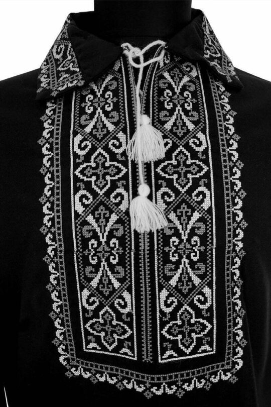 Camașă bărbătească brodată - MATEUȚ - din bumbac fin, brodată cu motive de inspirație folclorică în nuanțe de alb și gri. Elegantă și ușor de asortat.