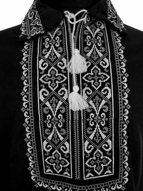Camașă bărbătească brodată - MATEUȚ - din bumbac fin, brodată cu motive de inspirație folclorică în nuanțe de alb și gri. Elegantă și ușor de asortat.