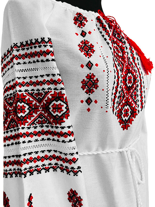 Detalii broderie din laterala cu Ia MARA – Ie tradiţională cusută manual