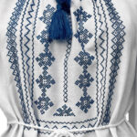 Ia ALBĂSTREA - Ie tradiţională cusută manual Ia ALBĂSTREA este realizată din pânză de bumbac, cusută manual cu motive tradiționale, în nuanțe de albastru şi gri. Elegantă, ușor de purtat, întreținut și asortat. Șnurul se poate achiziționa separat.