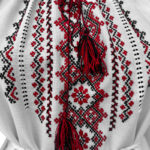 Ia ROSITA - Ie tradiţională cusută manual   Ia Rosita  este realizată din pânză de bumbac, cusută manual cu motive tradiționale, în nuanțe de roșu. Ușor de purtat, întreținut și asortat. Elegantă în orice context. 