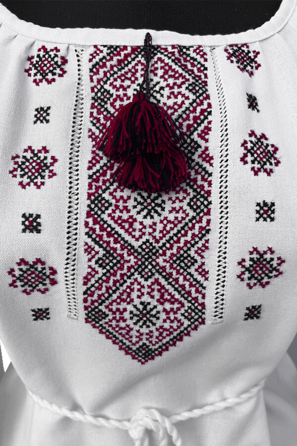 Ia VIZARIA - Ie tradiţională cusută manual Ia VIZARIA este realizată din pânză de bumbac, cusută manual  cu motive tradiționale, în nuanțe de roșu și negru. Elegantă, ușor de purtat, întreținut și asortat.