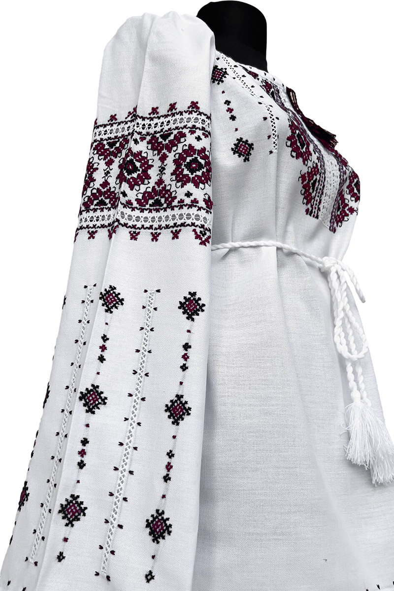 Ia VIȘINA - Ie tradiţională cusută manual Ia VIȘINA este realizată din pânză de bumbac, cusută manual cu motive tradiționale, în nuanțe de vișiniu și negru. Elegantă, ușor de purtat, întreținut și asortat .