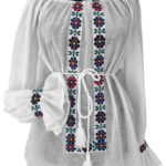 Bluză  tradițională UNICAT - SERAFIMA Bluză cusută manual Bluza  tradițională UNICAT - SERAFIMA esterealizată din pânză de bumbac 100%, cu aplicații tradiționale , cusute manual. Răcoroasă, ușor de întreținut, asortat și purtat. Datorită șnurului din talie, aceasta se poate ajusta după corpul fiecărei persoane.