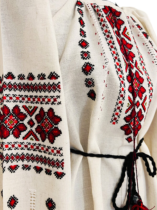 Ie tradițională românească IA VERA cusută manual din pânză de in, model unicat multicolor. Dimensiune bust 116 cm, potrivită mărimilor S, M, L.