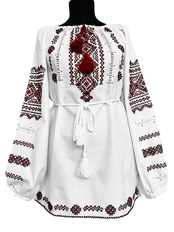 Ie tradițională cu broderie roșie