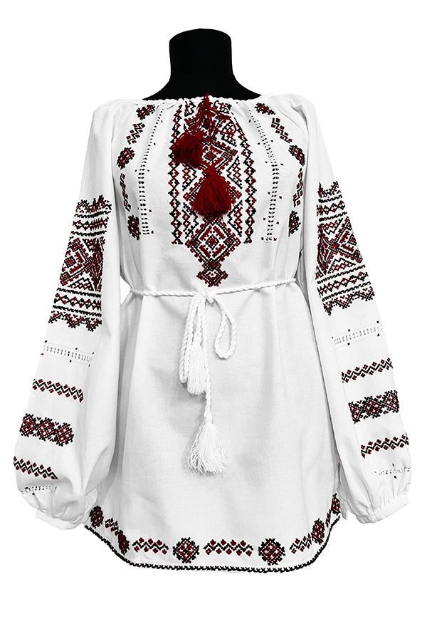 Ie tradițională cu broderie roșie