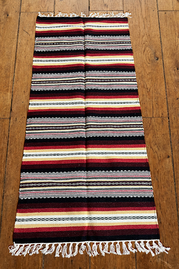 Carpetă tradițională de lână, țesută manual în stative. Culori rezistente, produs NOU.