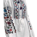 Ia Flora - Ie tradițională, cusută manual pe pânză de bumbac, culori elegante și rezistente, ușor de asortat atât la o ținută modernă, cât și la o ținută tradițională. Șnurul de la gât, permite ajustarea. 