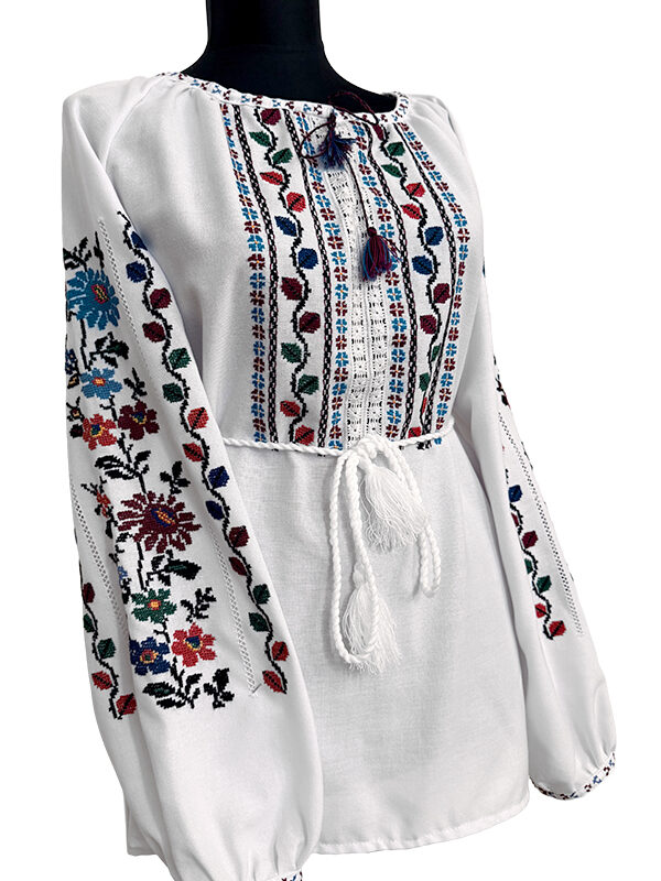 Ia Flora - Ie tradițională, cusută manual pe pânză de bumbac, culori elegante și rezistente, ușor de asortat atât la o ținută modernă, cât și la o ținută tradițională. Șnurul de la gât, permite ajustarea. 