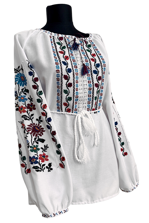 Ia Flora - Ie tradițională, cusută manual pe pânză de bumbac, culori elegante și rezistente, ușor de asortat atât la o ținută modernă, cât și la o ținută tradițională. Șnurul de la gât, permite ajustarea.